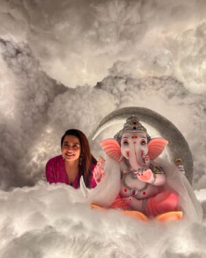 Surveen Chawla Instagram - Heavens came down on us 💫🫶🏻🙏🏼

Decor - DIY by Yours truely 

#ganpatibappa #ganpati_bappa_morya #jaiganesh #bappamorya #bappa