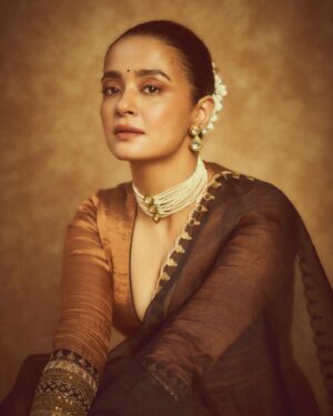Surveen Chawla Instagram - Kuchh toh kehti hain yeh nazrein 
Khamoshi samajhne vaala koi toh ho 🧡

Outfit- @anjanabohra_official
Jewelry- @sanzanyjewels
Hmu - Me
Styling- @theiatekchandaney
📸- @visualaffairs_va