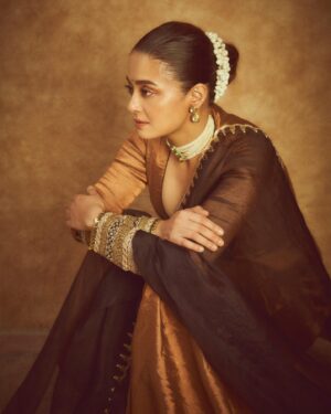 Surveen Chawla Instagram - Kuchh toh kehti hain yeh nazrein 
Khamoshi samajhne vaala koi toh ho 🧡

Outfit- @anjanabohra_official
Jewelry- @sanzanyjewels
Hmu - Me
Styling- @theiatekchandaney
📸- @visualaffairs_va