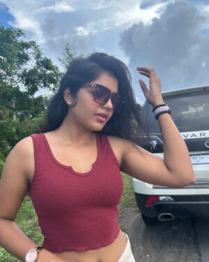 Suveta Shrimpton Instagram - Sunsets n good vibes🍂
📷 @ak_morningstar____ ❤️🧜🏾‍♂️🧿
.
.
.
#casualstyle #pondicherry #drive #positiveenergy #peace #nature #suveta #suvetashrimpton