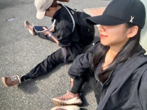 Suzu Yamanouchi Instagram - 🌼下北沢から箱根まで歩く旅(90Km)🌼

何キロも続くアップダウンの激しい坂や砂利道に想像以上のダメージを受けて足首も膝も何もかもが痛い！！
箱根にほんとにたどり着けるんか、、？と何度も心が折れそうになったけど
足が限界なら腕ぶんぶん振って勢いで前に進めば良い！
声は出せるんだから沢山歌って大好きな音楽に支えてもらえば良い！
絶対やりきるんだここで諦めたらもうこの先何もやり遂げられないぞ！！と一緒に歩いてくれたマネージャーと沢山声に出して支えあってなんとかゴールできました‼︎

仕事だと過酷なものでも最後まで笑顔で楽しく居られるけど、それは沢山の人に見られてるからでカメラが回ってるからで。
良い子だと思われたいだけで良い顔していたいだけで自分のための目標ではそんなに頑張れないだろうと思ってたけど、できた！ちゃんとできたよ！！！
なんだ、ちゃんと頑張れるやん自分！！！

なんだか自信がついた旅でした。