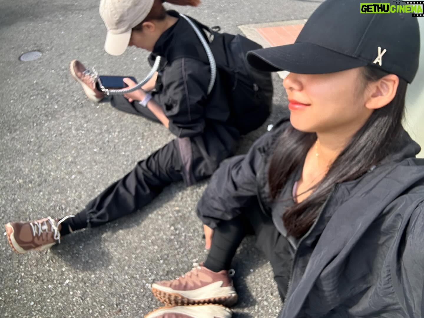 Suzu Yamanouchi - 7.3K Likes - 🌼下北沢から箱根まで歩く旅(90Km)🌼
何キロも続くアップダウンの激しい坂や砂利道に想像以上のダメージを受けて足首も膝も何もかもが痛い!!
箱根にほんとにたどり着けるんか、、?と何度も心が折れそうになったけど
足が限界なら腕ぶんぶん振って勢いで前に進めば良い!
声は出せるんだから沢山歌って大好きな音楽に支えてもらえば良い!
絶対やりきるんだここで諦めたらもうこの先何もやり遂げられないぞ!!と一緒に歩いてくれたマネージャーと沢山声に出して支えあってなんとかゴールできました‼︎
仕事だと過酷なものでも最後まで笑顔で楽しく居られるけど、それは沢山の人に見られてるからでカメラが回ってるからで。
良い子だと思われたいだけで良い顔していたいだけで自分のための目標ではそんなに頑張れないだろうと思ってたけど、できた!ちゃんとできたよ!!!
なんだ、ちゃんと頑張れるやん自分!!!
なんだか自信がついた旅でした。