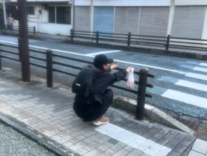Suzu Yamanouchi Instagram - 🌼下北沢から箱根まで歩く旅(90Km)🌼

何キロも続くアップダウンの激しい坂や砂利道に想像以上のダメージを受けて足首も膝も何もかもが痛い！！
箱根にほんとにたどり着けるんか、、？と何度も心が折れそうになったけど
足が限界なら腕ぶんぶん振って勢いで前に進めば良い！
声は出せるんだから沢山歌って大好きな音楽に支えてもらえば良い！
絶対やりきるんだここで諦めたらもうこの先何もやり遂げられないぞ！！と一緒に歩いてくれたマネージャーと沢山声に出して支えあってなんとかゴールできました‼︎

仕事だと過酷なものでも最後まで笑顔で楽しく居られるけど、それは沢山の人に見られてるからでカメラが回ってるからで。
良い子だと思われたいだけで良い顔していたいだけで自分のための目標ではそんなに頑張れないだろうと思ってたけど、できた！ちゃんとできたよ！！！
なんだ、ちゃんと頑張れるやん自分！！！

なんだか自信がついた旅でした。