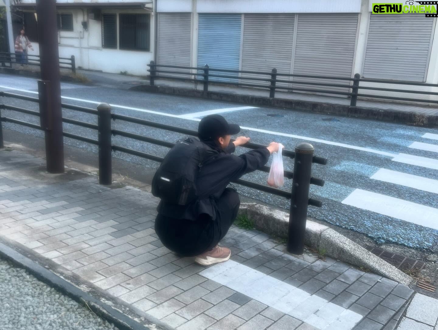 Suzu Yamanouchi - 7.3K Likes - 🌼下北沢から箱根まで歩く旅(90Km)🌼
何キロも続くアップダウンの激しい坂や砂利道に想像以上のダメージを受けて足首も膝も何もかもが痛い!!
箱根にほんとにたどり着けるんか、、?と何度も心が折れそうになったけど
足が限界なら腕ぶんぶん振って勢いで前に進めば良い!
声は出せるんだから沢山歌って大好きな音楽に支えてもらえば良い!
絶対やりきるんだここで諦めたらもうこの先何もやり遂げられないぞ!!と一緒に歩いてくれたマネージャーと沢山声に出して支えあってなんとかゴールできました‼︎
仕事だと過酷なものでも最後まで笑顔で楽しく居られるけど、それは沢山の人に見られてるからでカメラが回ってるからで。
良い子だと思われたいだけで良い顔していたいだけで自分のための目標ではそんなに頑張れないだろうと思ってたけど、できた!ちゃんとできたよ!!!
なんだ、ちゃんと頑張れるやん自分!!!
なんだか自信がついた旅でした。