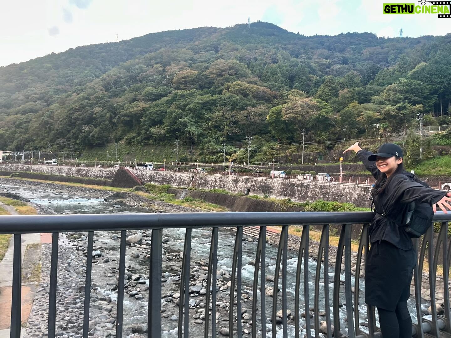 Suzu Yamanouchi - 7.3K Likes - 🌼下北沢から箱根まで歩く旅(90Km)🌼
何キロも続くアップダウンの激しい坂や砂利道に想像以上のダメージを受けて足首も膝も何もかもが痛い!!
箱根にほんとにたどり着けるんか、、?と何度も心が折れそうになったけど
足が限界なら腕ぶんぶん振って勢いで前に進めば良い!
声は出せるんだから沢山歌って大好きな音楽に支えてもらえば良い!
絶対やりきるんだここで諦めたらもうこの先何もやり遂げられないぞ!!と一緒に歩いてくれたマネージャーと沢山声に出して支えあってなんとかゴールできました‼︎
仕事だと過酷なものでも最後まで笑顔で楽しく居られるけど、それは沢山の人に見られてるからでカメラが回ってるからで。
良い子だと思われたいだけで良い顔していたいだけで自分のための目標ではそんなに頑張れないだろうと思ってたけど、できた!ちゃんとできたよ!!!
なんだ、ちゃんと頑張れるやん自分!!!
なんだか自信がついた旅でした。