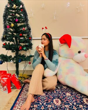 Tamanna Vyas Instagram - A Night to Remember, a Christmas to treasure 💕🎁 

#christmas2024 #christmasnight #christmastree #tamanna #tamannavyas
