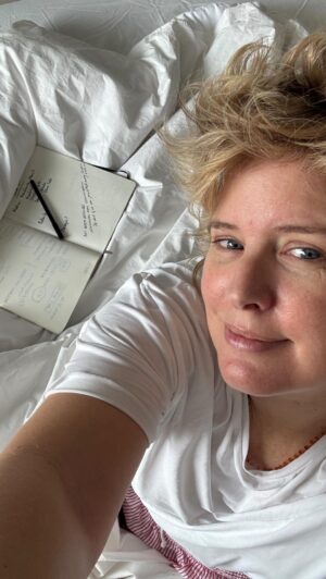 Tania Llasera Instagram - #culpa #maternidad #vasovacio #marimetaforas #reflexionesdecama