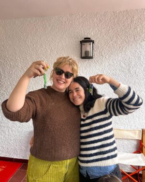 Tania Llasera Instagram - 🧡Mis arribas y abajos del año pasado. #adios2024 aunque aprendiéramos a hacer paella y a no correr por una ladera con una botella de baileys. Fuesemos a Huelva en semana santa para ver lluvia y amigos, tb alquilamos un estudio de pintura a gente maja con @leireurzaiz que es más maja que ni se. Y porque no os enseño la parte más importante: mis hijos y mi chico. 🩷 yo soy la mas fea de mi familia según un buen amigo. Besos enormes desde mi rincón al tuyo 🎁