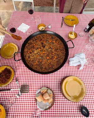 Tania Llasera Instagram - 🧡Mis arribas y abajos del año pasado. #adios2024 aunque aprendiéramos a hacer paella y a no correr por una ladera con una botella de baileys. Fuesemos a Huelva en semana santa para ver lluvia y amigos, tb alquilamos un estudio de pintura a gente maja con @leireurzaiz que es más maja que ni se. Y porque no os enseño la parte más importante: mis hijos y mi chico. 🩷 yo soy la mas fea de mi familia según un buen amigo. Besos enormes desde mi rincón al tuyo 🎁