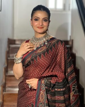 Tanushree Chakraborty Instagram - Hello….. 2025….. ❤️🧡🖤

#eventtime #makeup #hairstile #fashion #work 

Styling @rudra_saha_official 
Makeup & hairstyle @s_d_makeup_world_ 
Photo @sanjoy.sardar.94 
Management @talentwala.in 
Event by @viralfactory.ir