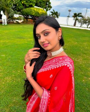 Tanvi Rao Instagram - 🌹🌹

Saree by @label_saistudio 
Blouse by @likitha_suresh_ 
Photos by @rajaniabhirath1 ❤️

#saree #red #gulaabi #lakshmibaramma #keerthi #colorskannada #tanvirao