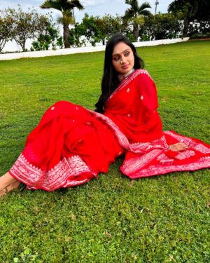 Tanvi Rao Instagram - 🌹🌹

Saree by @label_saistudio 
Blouse by @likitha_suresh_ 
Photos by @rajaniabhirath1 ❤️

#saree #red #gulaabi #lakshmibaramma #keerthi #colorskannada #tanvirao