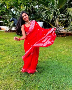 Tanvi Rao Instagram - 🌹🌹

Saree by @label_saistudio 
Blouse by @likitha_suresh_ 
Photos by @rajaniabhirath1 ❤️

#saree #red #gulaabi #lakshmibaramma #keerthi #colorskannada #tanvirao