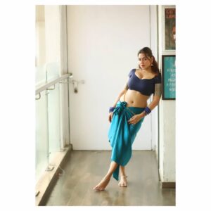 Tanya Desai Instagram - दिल लापरवाह, इश्क़ बेपरवाह...🖤🔥
📸 @vaibhav_kumawat_photography
@vaibhavk003 

#indianlook #nadiyonpaar #balconyphotography #love #actresslife #model #tanyadesai