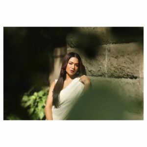 Tanya Desai Instagram - ~
On the streets of Bombay,
In a white classic sari! 
Timeless and chic,
Effortless and free! 🤍🍃🌸

Saree from @farog.in 💫

📸 @vaibhav_kumawat_photography
💄 @ankkushbhardwaj51

#sareeandstories #streetsofmumbai #bombay  #sareefashion #whiteandnatural #sareeinspiration #love #actress #tanyadesai