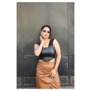 Tanya Desai Instagram - And we go beyond normal! ♠️🖤

📸 @vaibhav_kumawat_photography 
💄 @ankkushbhardwaj51 

#retro #leatherfashion #retroaesthetic #bombayfashion #actress #model #tanyadesai