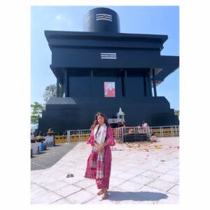 Tanya Desai Instagram - A place filled with scenic views and mystic energies! 
Visited Kotilingeshwara Temple in Karnataka to seek Mahadev's divine blessings. They have almost have 90 lakh Shivlings here, and the best part is that the devotees are able to donate Shivlings in the temple with their names! ✨💛
A divine experience! Jai Bholenath 🕉️🙏

#jaibholenath #shivshankar #mahadev #kotilingeshwara #joytriling #harharmahadev #grateful #tanyadesai
