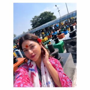 Tanya Desai Instagram - A place filled with scenic views and mystic energies! 
Visited Kotilingeshwara Temple in Karnataka to seek Mahadev's divine blessings. They have almost have 90 lakh Shivlings here, and the best part is that the devotees are able to donate Shivlings in the temple with their names! ✨💛
A divine experience! Jai Bholenath 🕉️🙏

#jaibholenath #shivshankar #mahadev #kotilingeshwara #joytriling #harharmahadev #grateful #tanyadesai