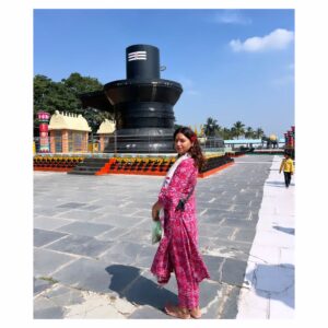 Tanya Desai Instagram - A place filled with scenic views and mystic energies! 
Visited Kotilingeshwara Temple in Karnataka to seek Mahadev's divine blessings. They have almost have 90 lakh Shivlings here, and the best part is that the devotees are able to donate Shivlings in the temple with their names! ✨💛
A divine experience! Jai Bholenath 🕉️🙏

#jaibholenath #shivshankar #mahadev #kotilingeshwara #joytriling #harharmahadev #grateful #tanyadesai