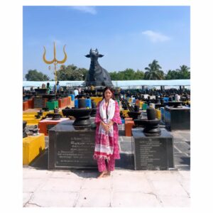 Tanya Desai Instagram - A place filled with scenic views and mystic energies! 
Visited Kotilingeshwara Temple in Karnataka to seek Mahadev's divine blessings. They have almost have 90 lakh Shivlings here, and the best part is that the devotees are able to donate Shivlings in the temple with their names! ✨💛
A divine experience! Jai Bholenath 🕉️🙏

#jaibholenath #shivshankar #mahadev #kotilingeshwara #joytriling #harharmahadev #grateful #tanyadesai