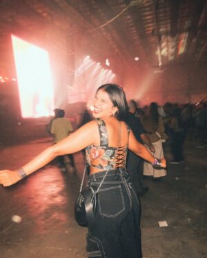 Tarini Shah Instagram - last concert of the year and what a night 💕

love you @onenightfestival.in 🪩

outfit deets: 
top @thelocalvintage_ 
cargos @freakinsindia