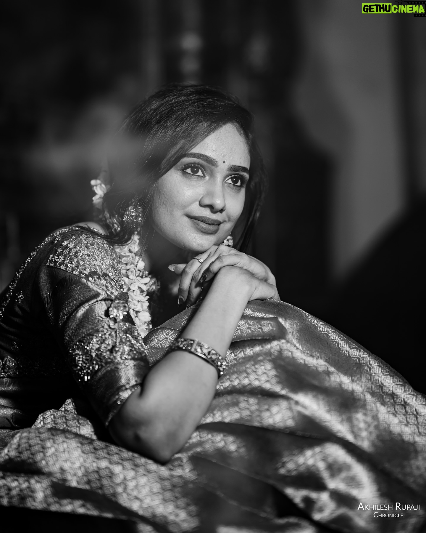 Tejaswini Gowda - 144.5K Likes - Diwali is not just a festival, it’s a celebration of victory of light over darkness ✨ Happy Diwali 🪔
Outfit: @sreha_designer_studio
Mua: @makeupartistharinireddy
Jewellery: @emmadi_silver_jewellery_hyd
📸: @akhileshrupaji
Location: @klfilmstudio