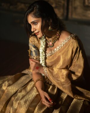Tejaswini Gowda Instagram - Diwali is not just a festival, it’s a celebration of victory of light over darkness ✨ Happy Diwali 🪔 

Outfit: @sreha_designer_studio 
Mua: @makeupartistharinireddy 
Jewellery: @emmadi_silver_jewellery_hyd 
📸: @akhileshrupaji 
Location: @klfilmstudio
