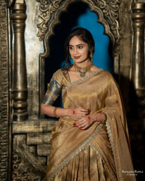 Tejaswini Gowda Instagram - Diwali is not just a festival, it’s a celebration of victory of light over darkness ✨ Happy Diwali 🪔 

Outfit: @sreha_designer_studio 
Mua: @makeupartistharinireddy 
Jewellery: @emmadi_silver_jewellery_hyd 
📸: @akhileshrupaji 
Location: @klfilmstudio