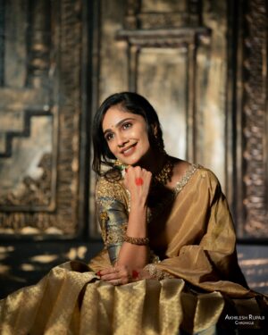 Tejaswini Gowda Instagram - Diwali is not just a festival, it’s a celebration of victory of light over darkness ✨ Happy Diwali 🪔 

Outfit: @sreha_designer_studio 
Mua: @makeupartistharinireddy 
Jewellery: @emmadi_silver_jewellery_hyd 
📸: @akhileshrupaji 
Location: @klfilmstudio