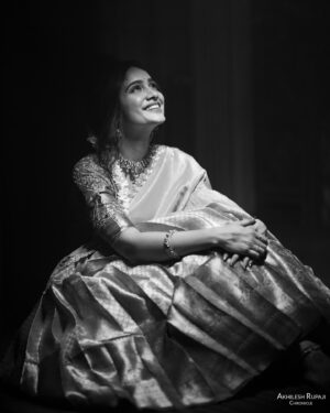 Tejaswini Gowda Instagram - Diwali is not just a festival, it’s a celebration of victory of light over darkness ✨ Happy Diwali 🪔 

Outfit: @sreha_designer_studio 
Mua: @makeupartistharinireddy 
Jewellery: @emmadi_silver_jewellery_hyd 
📸: @akhileshrupaji 
Location: @klfilmstudio