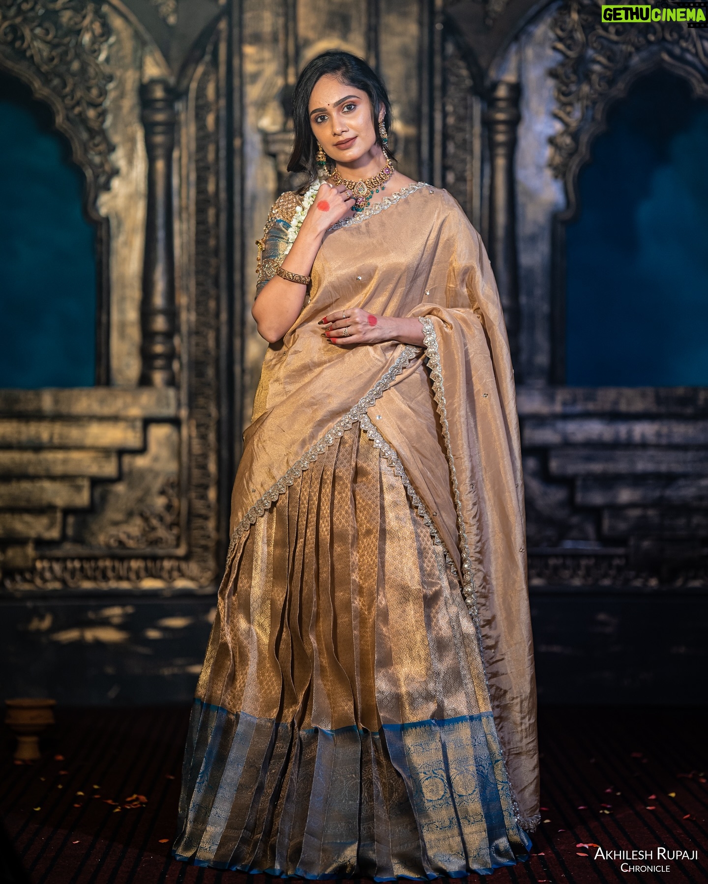 Tejaswini Gowda - 144.5K Likes - Diwali is not just a festival, it’s a celebration of victory of light over darkness ✨ Happy Diwali 🪔
Outfit: @sreha_designer_studio
Mua: @makeupartistharinireddy
Jewellery: @emmadi_silver_jewellery_hyd
📸: @akhileshrupaji
Location: @klfilmstudio
