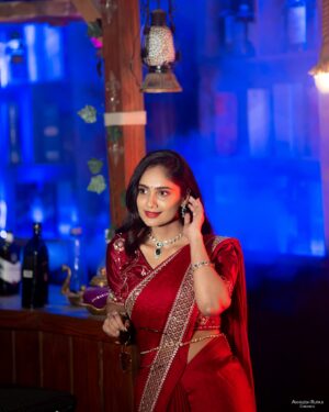 Tejaswini Gowda Instagram - 💃🏻 

Outfit : @selaiyum_ravikaiyum 
Jewellery: @emmadi_silver_jewellery_hyd 
📸: @akhileshrupaji 
Mua: @makeupartistharinireddy 
Location: @klfilmstudio