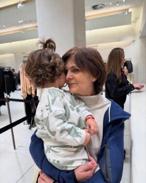 Theo Rose Instagram - Ce bine a fost!💗 
Am reusit cat de cat cu odihna, am si mancat mai bine, ne-am bucurat de copil si de ai nostri si ne-am bronzat, ceea ce nici vara nu e realizabil la mine😂. 
Ne intoarcem la ale noastre. Ne e dor de Sushi. Tata nu mai poate dupa o ciorba de cartofi. A zis ca numai asta mananca o saptamana de maine incolo. Mama are rochii noi. Sasha e bine oriunde daca suntem cu el. Anghel, te iubesc!♥️ gata! V-am zis! ✈️