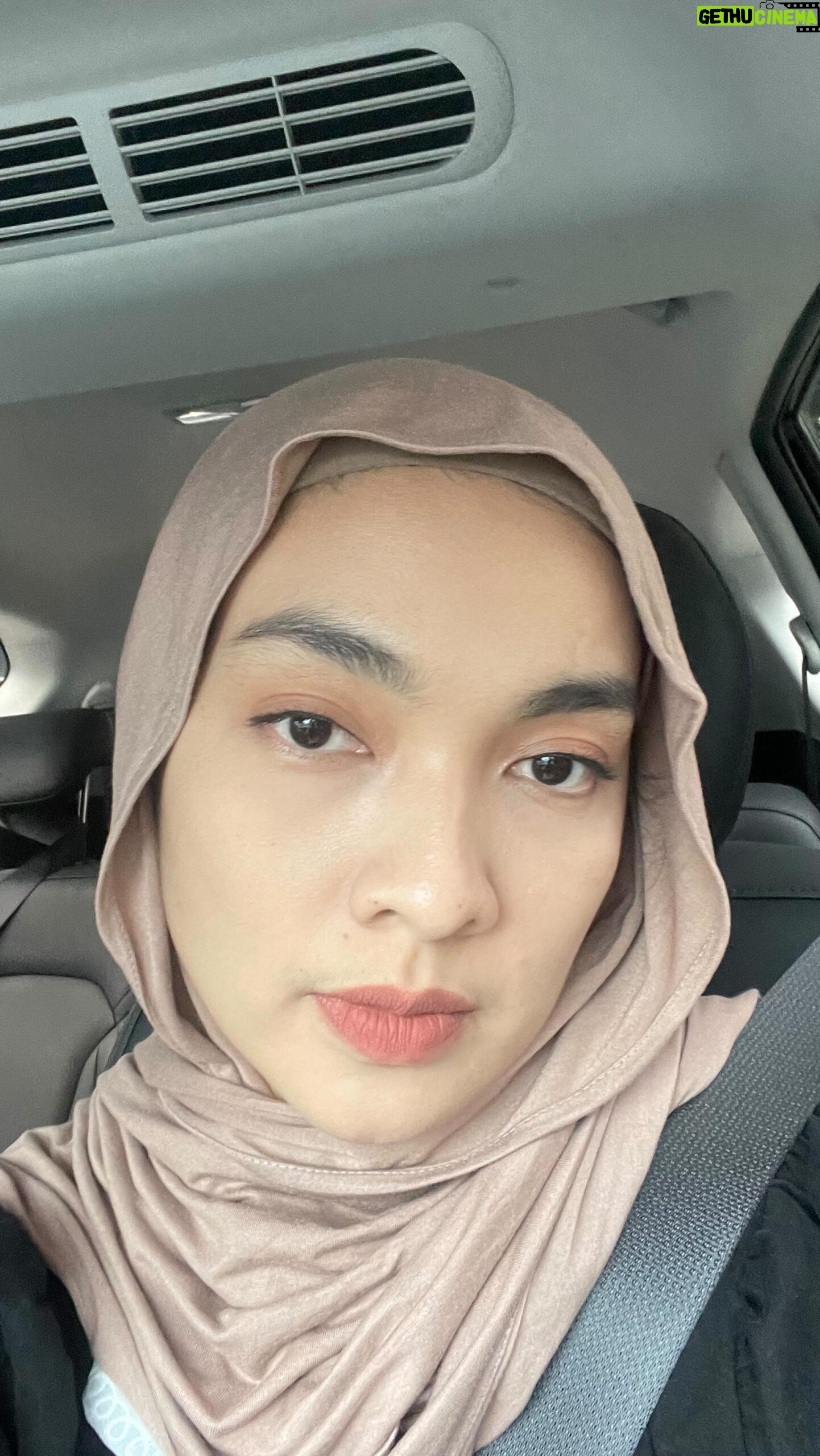 Tika Bravani - 18.6K Likes - Sekali-kali tutorial make upš
Yang kupake:
Foundie & powder : @instaperfect
Eyeliner: @berl_official
Concealer: @roseallday.co
Eyeshadow & mascara: @pinkflashcosmetics
Lip tint: @somethincofficial