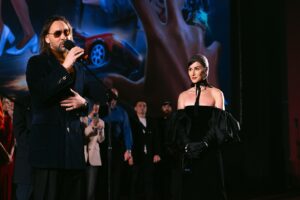 Tina Kandelaki Instagram - Эта была славная охота длинной в год! Мы видели друг друга каждый день. Мы спорили, разрушали и строили заново, прикрывали друг другу спину. Мы создали фильм с любовью в каждом кадре! Эта лучшая команда в этой стране. НИКТО КРОМЕ НАС! Остались небольшие доработки и скоро вы увидите нашу «НеБриллиантовую руку» 👋🏻💎 P.S. Филиппа на последней фотографии я не видел каждый день и спину не прикрывал 😂