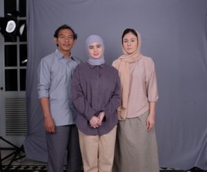 Tissa Biani Azzahra Instagram - Abah, Norma, Ambu. 🤗🎬
on set film #NormaAntaraMertuadanMenantu coming soon 2025