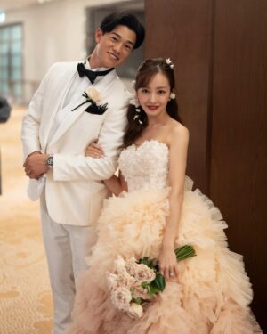 Tomomi Itano Instagram - お色直し後のdress 🎀🪄💭
いつか結婚式をするなら、絶対にしのぶに衣装を作ってもらいたいとずっと思ってました🫶🏻私が14歳でAKB初期メンバーとしてステージに立ってから全てのAKB衣装を手がけてくれた、しのぶ。今回は娘とお揃いのdressを。感慨深い✨私の理想のドレスに近づけるため、何度も2人で打ち合わせを重ね。最後の最後まで試行錯誤し、愛を込めて作ってくれました。

そして、ヘアアクセとピアスは私のママの手作り🤍🦢🫧
ママはアクセサリーとかビーズ作るのがほんとに上手なの。
花びらっぽいピアスがいいなって伝えたら、理想のアクセを😭♡✨
ママありがとうーーー。母の愛とみんなの愛を纏った2着目のdressは
幸せそのものでした💕娘とお揃いなのもとっても嬉しい。

📷 @aouleephoto