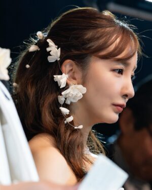 Tomomi Itano Instagram - お色直し後のdress 🎀🪄💭
いつか結婚式をするなら、絶対にしのぶに衣装を作ってもらいたいとずっと思ってました🫶🏻私が14歳でAKB初期メンバーとしてステージに立ってから全てのAKB衣装を手がけてくれた、しのぶ。今回は娘とお揃いのdressを。感慨深い✨私の理想のドレスに近づけるため、何度も2人で打ち合わせを重ね。最後の最後まで試行錯誤し、愛を込めて作ってくれました。

そして、ヘアアクセとピアスは私のママの手作り🤍🦢🫧
ママはアクセサリーとかビーズ作るのがほんとに上手なの。
花びらっぽいピアスがいいなって伝えたら、理想のアクセを😭♡✨
ママありがとうーーー。母の愛とみんなの愛を纏った2着目のdressは
幸せそのものでした💕娘とお揃いなのもとっても嬉しい。

📷 @aouleephoto