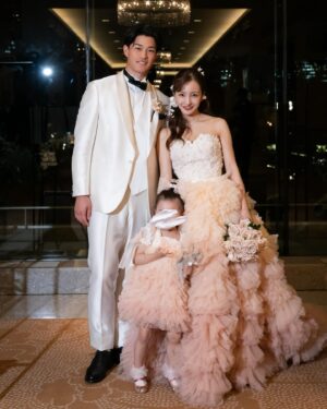Tomomi Itano Instagram - お色直し後のdress 🎀🪄💭
いつか結婚式をするなら、絶対にしのぶに衣装を作ってもらいたいとずっと思ってました🫶🏻私が14歳でAKB初期メンバーとしてステージに立ってから全てのAKB衣装を手がけてくれた、しのぶ。今回は娘とお揃いのdressを。感慨深い✨私の理想のドレスに近づけるため、何度も2人で打ち合わせを重ね。最後の最後まで試行錯誤し、愛を込めて作ってくれました。

そして、ヘアアクセとピアスは私のママの手作り🤍🦢🫧
ママはアクセサリーとかビーズ作るのがほんとに上手なの。
花びらっぽいピアスがいいなって伝えたら、理想のアクセを😭♡✨
ママありがとうーーー。母の愛とみんなの愛を纏った2着目のdressは
幸せそのものでした💕娘とお揃いなのもとっても嬉しい。

📷 @aouleephoto