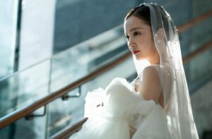 Tomomi Itano Instagram - .

こだわりの強すぎる私は、披露宴も妥協なしで挑みました。✊🏻

まず1つ目のdressは絶対に繊細で肩紐が華奢なキャミソール。
レースや花びらのようなディテールのもの。ずっと決めていたの。
インポートドレスの好きな写真を何枚も集めて理想のdressを探す日々。
ようやく出会ったのが @affectionsbytaki のdress。
パール付きのベールも今っぽくてお気に入り。

披露宴会場は、私の1番好きなホテルPALACE HOTEL✨
昔から好きで、両親顔合わせも実はパレスホテルの和田倉でした♡ 
丸の内1-1-1と住所も縁起が良くて、雰囲気もほんとにすき。

そして、12月ということもあり、絶対にキャンドル式🕯️
というのも決めてました。笑
しかもLEDキャンドルではなく、リアルキャンドルで💭
(決めたことは絶対に叶える主義) 
世界中のキャンドル式の空間ディレクションとお花のバランスを研究して、MUKUの萩原さんと何度も話し合いたくさん試行錯誤してくださいました。
ランウェイにキャンドルを並べたかったのは
プロポーズをしてくれた時も実はキャンドルロードを歩いていて
リンクさせたいなと🫶🏻そしてランウェイは歩いて行く中でゲストのみんなと出会っていく人生の道のりみたいに演出したかったから😌
勝手に実は色々な想いを込めてました。

何度も打ち合わせをして理想を現実へと
具現化して下さった関係者の皆様
に本当に感謝です🕊️✨🪽

そして、、、
重要な司会は彼はスポーツ番組などで私はめちゃイケなどで
お世話になった佐野アナウンサーさんにお願いしました☺️
佐野さんに司会して頂けたこと、本当に光栄です。

つづく🫶🏻