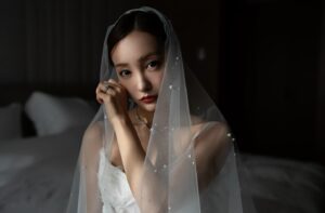 Tomomi Itano Instagram - .

こだわりの強すぎる私は、披露宴も妥協なしで挑みました。✊🏻

まず1つ目のdressは絶対に繊細で肩紐が華奢なキャミソール。
レースや花びらのようなディテールのもの。ずっと決めていたの。
インポートドレスの好きな写真を何枚も集めて理想のdressを探す日々。
ようやく出会ったのが @affectionsbytaki のdress。
パール付きのベールも今っぽくてお気に入り。

披露宴会場は、私の1番好きなホテルPALACE HOTEL✨
昔から好きで、両親顔合わせも実はパレスホテルの和田倉でした♡ 
丸の内1-1-1と住所も縁起が良くて、雰囲気もほんとにすき。

そして、12月ということもあり、絶対にキャンドル式🕯️
というのも決めてました。笑
しかもLEDキャンドルではなく、リアルキャンドルで💭
(決めたことは絶対に叶える主義) 
世界中のキャンドル式の空間ディレクションとお花のバランスを研究して、MUKUの萩原さんと何度も話し合いたくさん試行錯誤してくださいました。
ランウェイにキャンドルを並べたかったのは
プロポーズをしてくれた時も実はキャンドルロードを歩いていて
リンクさせたいなと🫶🏻そしてランウェイは歩いて行く中でゲストのみんなと出会っていく人生の道のりみたいに演出したかったから😌
勝手に実は色々な想いを込めてました。

何度も打ち合わせをして理想を現実へと
具現化して下さった関係者の皆様
に本当に感謝です🕊️✨🪽

そして、、、
重要な司会は彼はスポーツ番組などで私はめちゃイケなどで
お世話になった佐野アナウンサーさんにお願いしました☺️
佐野さんに司会して頂けたこと、本当に光栄です。

つづく🫶🏻