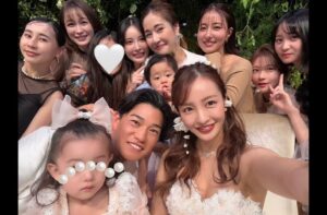 Tomomi Itano Instagram - .

こだわりの強すぎる私は、披露宴も妥協なしで挑みました。✊🏻

まず1つ目のdressは絶対に繊細で肩紐が華奢なキャミソール。
レースや花びらのようなディテールのもの。ずっと決めていたの。
インポートドレスの好きな写真を何枚も集めて理想のdressを探す日々。
ようやく出会ったのが @affectionsbytaki のdress。
パール付きのベールも今っぽくてお気に入り。

披露宴会場は、私の1番好きなホテルPALACE HOTEL✨
昔から好きで、両親顔合わせも実はパレスホテルの和田倉でした♡ 
丸の内1-1-1と住所も縁起が良くて、雰囲気もほんとにすき。

そして、12月ということもあり、絶対にキャンドル式🕯️
というのも決めてました。笑
しかもLEDキャンドルではなく、リアルキャンドルで💭
(決めたことは絶対に叶える主義) 
世界中のキャンドル式の空間ディレクションとお花のバランスを研究して、MUKUの萩原さんと何度も話し合いたくさん試行錯誤してくださいました。
ランウェイにキャンドルを並べたかったのは
プロポーズをしてくれた時も実はキャンドルロードを歩いていて
リンクさせたいなと🫶🏻そしてランウェイは歩いて行く中でゲストのみんなと出会っていく人生の道のりみたいに演出したかったから😌
勝手に実は色々な想いを込めてました。

何度も打ち合わせをして理想を現実へと
具現化して下さった関係者の皆様
に本当に感謝です🕊️✨🪽

そして、、、
重要な司会は彼はスポーツ番組などで私はめちゃイケなどで
お世話になった佐野アナウンサーさんにお願いしました☺️
佐野さんに司会して頂けたこと、本当に光栄です。

つづく🫶🏻