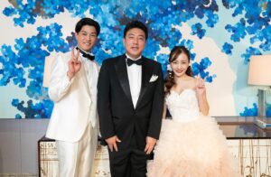 Tomomi Itano Instagram - .

こだわりの強すぎる私は、披露宴も妥協なしで挑みました。✊🏻

まず1つ目のdressは絶対に繊細で肩紐が華奢なキャミソール。
レースや花びらのようなディテールのもの。ずっと決めていたの。
インポートドレスの好きな写真を何枚も集めて理想のdressを探す日々。
ようやく出会ったのが @affectionsbytaki のdress。
パール付きのベールも今っぽくてお気に入り。

披露宴会場は、私の1番好きなホテルPALACE HOTEL✨
昔から好きで、両親顔合わせも実はパレスホテルの和田倉でした♡ 
丸の内1-1-1と住所も縁起が良くて、雰囲気もほんとにすき。

そして、12月ということもあり、絶対にキャンドル式🕯️
というのも決めてました。笑
しかもLEDキャンドルではなく、リアルキャンドルで💭
(決めたことは絶対に叶える主義) 
世界中のキャンドル式の空間ディレクションとお花のバランスを研究して、MUKUの萩原さんと何度も話し合いたくさん試行錯誤してくださいました。
ランウェイにキャンドルを並べたかったのは
プロポーズをしてくれた時も実はキャンドルロードを歩いていて
リンクさせたいなと🫶🏻そしてランウェイは歩いて行く中でゲストのみんなと出会っていく人生の道のりみたいに演出したかったから😌
勝手に実は色々な想いを込めてました。

何度も打ち合わせをして理想を現実へと
具現化して下さった関係者の皆様
に本当に感謝です🕊️✨🪽

そして、、、
重要な司会は彼はスポーツ番組などで私はめちゃイケなどで
お世話になった佐野アナウンサーさんにお願いしました☺️
佐野さんに司会して頂けたこと、本当に光栄です。

つづく🫶🏻