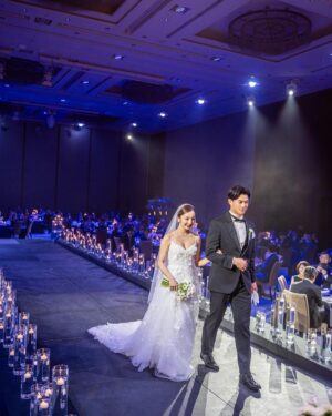 Tomomi Itano Instagram - 先日、4年越しの披露宴を行いました💍

2021年コロナ禍で結婚し、家族のみで挙式はしていたので
今更披露宴を行うか正直すごく迷いました。
でも、私の周りの大切な方や、彼の周りにいる大切な方々に
それぞれ互いのルーツや歩んできた道のりをより知ってもらいたい。
そしてお互いの人生で欠かせない大好きな方々が一度に集まる機会は
結婚式しか無いなと思い、
直接感謝を伝えたく、今回披露宴を行うことにしました。

披露宴の準備をする中でも、色んな方に助けられ、支えられ、愛を感じ、
いつも私達家族が周りの皆さまに支えられて生きてる事や
ここまでくるのに奇跡のような出会いがたくさんあった事、
振り返りながらたくさんの気づきがありました。

そして、私達の誓いは、
彼の夢"野球選手としての成功"。　
私の夢"  妻、一児の母でありながらも事業を成功させること" 
どちらもそう簡単に叶えられる夢ではないですが、
どちらか一方が支えるのではなくお互いに支え合いながら
切磋琢磨し向上していくこと。
私達らしく新しい形で夢を叶えていきたいです。

そして大好きなみんなの笑顔が今も脳裏に焼き付いています。
感謝をしても仕切れないくらい、幸せで溢れる時間でした。

私達夫婦と関わって下さった方が
この夫婦と出会えて良かったと思ってもらえる夫婦、
家族を目指して日々精進して参りたいと思います。

そして、、、🫶🏻

披露宴の友人スピーチは親友のマイカにずっと決めてました。
話始まりから号泣。マイカにいつも助けられてきたなーと。改めて。

お色直しのエスコートはずっと大好きな
敦子とともーみにお願いしました♪

そして、私と彼が大好きなドラマの主題歌で
私達の思い出の曲『ヒカリヘ』をmiwaさんが歌いに来てくださいました✨😭🩷

披露宴、二次会と投稿つづきます
お付き合いください🫶🏻

📷photo by @aouleephoto 
🎥movie by @tsugiishi_tomato