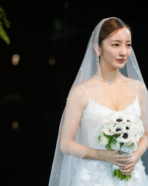 Tomomi Itano Instagram - 先日、4年越しの披露宴を行いました💍

2021年コロナ禍で結婚し、家族のみで挙式はしていたので
今更披露宴を行うか正直すごく迷いました。
でも、私の周りの大切な方や、彼の周りにいる大切な方々に
それぞれ互いのルーツや歩んできた道のりをより知ってもらいたい。
そしてお互いの人生で欠かせない大好きな方々が一度に集まる機会は
結婚式しか無いなと思い、
直接感謝を伝えたく、今回披露宴を行うことにしました。

披露宴の準備をする中でも、色んな方に助けられ、支えられ、愛を感じ、
いつも私達家族が周りの皆さまに支えられて生きてる事や
ここまでくるのに奇跡のような出会いがたくさんあった事、
振り返りながらたくさんの気づきがありました。

そして、私達の誓いは、
彼の夢"野球選手としての成功"。　
私の夢"  妻、一児の母でありながらも事業を成功させること" 
どちらもそう簡単に叶えられる夢ではないですが、
どちらか一方が支えるのではなくお互いに支え合いながら
切磋琢磨し向上していくこと。
私達らしく新しい形で夢を叶えていきたいです。

そして大好きなみんなの笑顔が今も脳裏に焼き付いています。
感謝をしても仕切れないくらい、幸せで溢れる時間でした。

私達夫婦と関わって下さった方が
この夫婦と出会えて良かったと思ってもらえる夫婦、
家族を目指して日々精進して参りたいと思います。

そして、、、🫶🏻

披露宴の友人スピーチは親友のマイカにずっと決めてました。
話始まりから号泣。マイカにいつも助けられてきたなーと。改めて。

お色直しのエスコートはずっと大好きな
敦子とともーみにお願いしました♪

そして、私と彼が大好きなドラマの主題歌で
私達の思い出の曲『ヒカリヘ』をmiwaさんが歌いに来てくださいました✨😭🩷

披露宴、二次会と投稿つづきます
お付き合いください🫶🏻

📷photo by @aouleephoto 
🎥movie by @tsugiishi_tomato