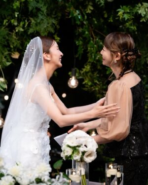 Tomomi Itano Instagram - 先日、4年越しの披露宴を行いました💍

2021年コロナ禍で結婚し、家族のみで挙式はしていたので
今更披露宴を行うか正直すごく迷いました。
でも、私の周りの大切な方や、彼の周りにいる大切な方々に
それぞれ互いのルーツや歩んできた道のりをより知ってもらいたい。
そしてお互いの人生で欠かせない大好きな方々が一度に集まる機会は
結婚式しか無いなと思い、
直接感謝を伝えたく、今回披露宴を行うことにしました。

披露宴の準備をする中でも、色んな方に助けられ、支えられ、愛を感じ、
いつも私達家族が周りの皆さまに支えられて生きてる事や
ここまでくるのに奇跡のような出会いがたくさんあった事、
振り返りながらたくさんの気づきがありました。

そして、私達の誓いは、
彼の夢"野球選手としての成功"。　
私の夢"  妻、一児の母でありながらも事業を成功させること" 
どちらもそう簡単に叶えられる夢ではないですが、
どちらか一方が支えるのではなくお互いに支え合いながら
切磋琢磨し向上していくこと。
私達らしく新しい形で夢を叶えていきたいです。

そして大好きなみんなの笑顔が今も脳裏に焼き付いています。
感謝をしても仕切れないくらい、幸せで溢れる時間でした。

私達夫婦と関わって下さった方が
この夫婦と出会えて良かったと思ってもらえる夫婦、
家族を目指して日々精進して参りたいと思います。

そして、、、🫶🏻

披露宴の友人スピーチは親友のマイカにずっと決めてました。
話始まりから号泣。マイカにいつも助けられてきたなーと。改めて。

お色直しのエスコートはずっと大好きな
敦子とともーみにお願いしました♪

そして、私と彼が大好きなドラマの主題歌で
私達の思い出の曲『ヒカリヘ』をmiwaさんが歌いに来てくださいました✨😭🩷

披露宴、二次会と投稿つづきます
お付き合いください🫶🏻

📷photo by @aouleephoto 
🎥movie by @tsugiishi_tomato