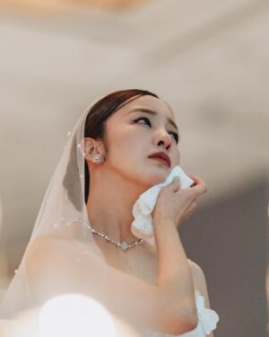 Tomomi Itano Instagram - 先日、4年越しの披露宴を行いました💍

2021年コロナ禍で結婚し、家族のみで挙式はしていたので
今更披露宴を行うか正直すごく迷いました。
でも、私の周りの大切な方や、彼の周りにいる大切な方々に
それぞれ互いのルーツや歩んできた道のりをより知ってもらいたい。
そしてお互いの人生で欠かせない大好きな方々が一度に集まる機会は
結婚式しか無いなと思い、
直接感謝を伝えたく、今回披露宴を行うことにしました。

披露宴の準備をする中でも、色んな方に助けられ、支えられ、愛を感じ、
いつも私達家族が周りの皆さまに支えられて生きてる事や
ここまでくるのに奇跡のような出会いがたくさんあった事、
振り返りながらたくさんの気づきがありました。

そして、私達の誓いは、
彼の夢"野球選手としての成功"。　
私の夢"  妻、一児の母でありながらも事業を成功させること" 
どちらもそう簡単に叶えられる夢ではないですが、
どちらか一方が支えるのではなくお互いに支え合いながら
切磋琢磨し向上していくこと。
私達らしく新しい形で夢を叶えていきたいです。

そして大好きなみんなの笑顔が今も脳裏に焼き付いています。
感謝をしても仕切れないくらい、幸せで溢れる時間でした。

私達夫婦と関わって下さった方が
この夫婦と出会えて良かったと思ってもらえる夫婦、
家族を目指して日々精進して参りたいと思います。

そして、、、🫶🏻

披露宴の友人スピーチは親友のマイカにずっと決めてました。
話始まりから号泣。マイカにいつも助けられてきたなーと。改めて。

お色直しのエスコートはずっと大好きな
敦子とともーみにお願いしました♪

そして、私と彼が大好きなドラマの主題歌で
私達の思い出の曲『ヒカリヘ』をmiwaさんが歌いに来てくださいました✨😭🩷

披露宴、二次会と投稿つづきます
お付き合いください🫶🏻

📷photo by @aouleephoto 
🎥movie by @tsugiishi_tomato