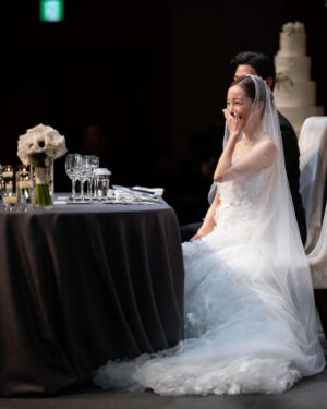 Tomomi Itano Instagram - 先日、4年越しの披露宴を行いました💍

2021年コロナ禍で結婚し、家族のみで挙式はしていたので
今更披露宴を行うか正直すごく迷いました。
でも、私の周りの大切な方や、彼の周りにいる大切な方々に
それぞれ互いのルーツや歩んできた道のりをより知ってもらいたい。
そしてお互いの人生で欠かせない大好きな方々が一度に集まる機会は
結婚式しか無いなと思い、
直接感謝を伝えたく、今回披露宴を行うことにしました。

披露宴の準備をする中でも、色んな方に助けられ、支えられ、愛を感じ、
いつも私達家族が周りの皆さまに支えられて生きてる事や
ここまでくるのに奇跡のような出会いがたくさんあった事、
振り返りながらたくさんの気づきがありました。

そして、私達の誓いは、
彼の夢"野球選手としての成功"。　
私の夢"  妻、一児の母でありながらも事業を成功させること" 
どちらもそう簡単に叶えられる夢ではないですが、
どちらか一方が支えるのではなくお互いに支え合いながら
切磋琢磨し向上していくこと。
私達らしく新しい形で夢を叶えていきたいです。

そして大好きなみんなの笑顔が今も脳裏に焼き付いています。
感謝をしても仕切れないくらい、幸せで溢れる時間でした。

私達夫婦と関わって下さった方が
この夫婦と出会えて良かったと思ってもらえる夫婦、
家族を目指して日々精進して参りたいと思います。

そして、、、🫶🏻

披露宴の友人スピーチは親友のマイカにずっと決めてました。
話始まりから号泣。マイカにいつも助けられてきたなーと。改めて。

お色直しのエスコートはずっと大好きな
敦子とともーみにお願いしました♪

そして、私と彼が大好きなドラマの主題歌で
私達の思い出の曲『ヒカリヘ』をmiwaさんが歌いに来てくださいました✨😭🩷

披露宴、二次会と投稿つづきます
お付き合いください🫶🏻

📷photo by @aouleephoto 
🎥movie by @tsugiishi_tomato