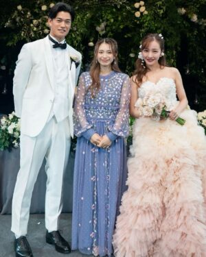 Tomomi Itano Instagram - 先日、4年越しの披露宴を行いました💍

2021年コロナ禍で結婚し、家族のみで挙式はしていたので
今更披露宴を行うか正直すごく迷いました。
でも、私の周りの大切な方や、彼の周りにいる大切な方々に
それぞれ互いのルーツや歩んできた道のりをより知ってもらいたい。
そしてお互いの人生で欠かせない大好きな方々が一度に集まる機会は
結婚式しか無いなと思い、
直接感謝を伝えたく、今回披露宴を行うことにしました。

披露宴の準備をする中でも、色んな方に助けられ、支えられ、愛を感じ、
いつも私達家族が周りの皆さまに支えられて生きてる事や
ここまでくるのに奇跡のような出会いがたくさんあった事、
振り返りながらたくさんの気づきがありました。

そして、私達の誓いは、
彼の夢"野球選手としての成功"。　
私の夢"  妻、一児の母でありながらも事業を成功させること" 
どちらもそう簡単に叶えられる夢ではないですが、
どちらか一方が支えるのではなくお互いに支え合いながら
切磋琢磨し向上していくこと。
私達らしく新しい形で夢を叶えていきたいです。

そして大好きなみんなの笑顔が今も脳裏に焼き付いています。
感謝をしても仕切れないくらい、幸せで溢れる時間でした。

私達夫婦と関わって下さった方が
この夫婦と出会えて良かったと思ってもらえる夫婦、
家族を目指して日々精進して参りたいと思います。

そして、、、🫶🏻

披露宴の友人スピーチは親友のマイカにずっと決めてました。
話始まりから号泣。マイカにいつも助けられてきたなーと。改めて。

お色直しのエスコートはずっと大好きな
敦子とともーみにお願いしました♪

そして、私と彼が大好きなドラマの主題歌で
私達の思い出の曲『ヒカリヘ』をmiwaさんが歌いに来てくださいました✨😭🩷

披露宴、二次会と投稿つづきます
お付き合いください🫶🏻

📷photo by @aouleephoto 
🎥movie by @tsugiishi_tomato