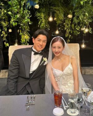 Tomomi Itano Instagram - 先日、4年越しの披露宴を行いました💍

2021年コロナ禍で結婚し、家族のみで挙式はしていたので
今更披露宴を行うか正直すごく迷いました。
でも、私の周りの大切な方や、彼の周りにいる大切な方々に
それぞれ互いのルーツや歩んできた道のりをより知ってもらいたい。
そしてお互いの人生で欠かせない大好きな方々が一度に集まる機会は
結婚式しか無いなと思い、
直接感謝を伝えたく、今回披露宴を行うことにしました。

披露宴の準備をする中でも、色んな方に助けられ、支えられ、愛を感じ、
いつも私達家族が周りの皆さまに支えられて生きてる事や
ここまでくるのに奇跡のような出会いがたくさんあった事、
振り返りながらたくさんの気づきがありました。

そして、私達の誓いは、
彼の夢"野球選手としての成功"。　
私の夢"  妻、一児の母でありながらも事業を成功させること" 
どちらもそう簡単に叶えられる夢ではないですが、
どちらか一方が支えるのではなくお互いに支え合いながら
切磋琢磨し向上していくこと。
私達らしく新しい形で夢を叶えていきたいです。

そして大好きなみんなの笑顔が今も脳裏に焼き付いています。
感謝をしても仕切れないくらい、幸せで溢れる時間でした。

私達夫婦と関わって下さった方が
この夫婦と出会えて良かったと思ってもらえる夫婦、
家族を目指して日々精進して参りたいと思います。

そして、、、🫶🏻

披露宴の友人スピーチは親友のマイカにずっと決めてました。
話始まりから号泣。マイカにいつも助けられてきたなーと。改めて。

お色直しのエスコートはずっと大好きな
敦子とともーみにお願いしました♪

そして、私と彼が大好きなドラマの主題歌で
私達の思い出の曲『ヒカリヘ』をmiwaさんが歌いに来てくださいました✨😭🩷

披露宴、二次会と投稿つづきます
お付き合いください🫶🏻

📷photo by @aouleephoto 
🎥movie by @tsugiishi_tomato